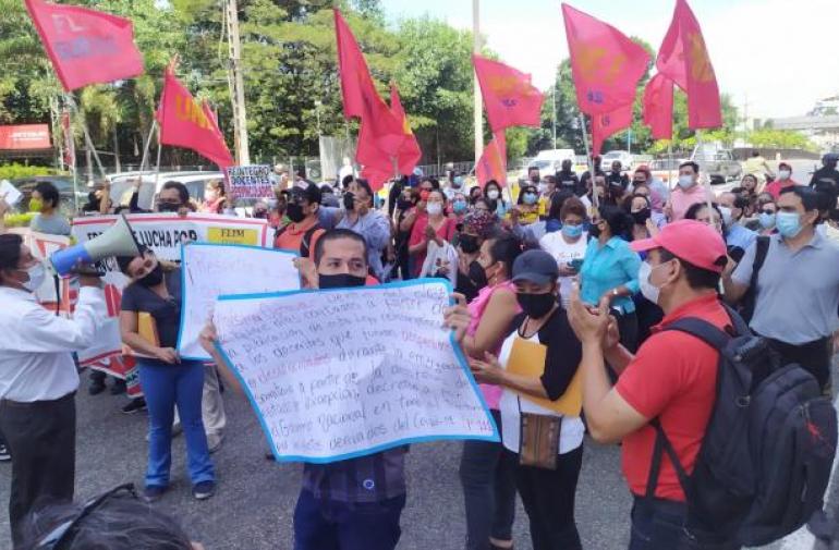 Los maestros bloquearon un tramo de la avenida Plaza Dañín, en el norte de Guayaquil.