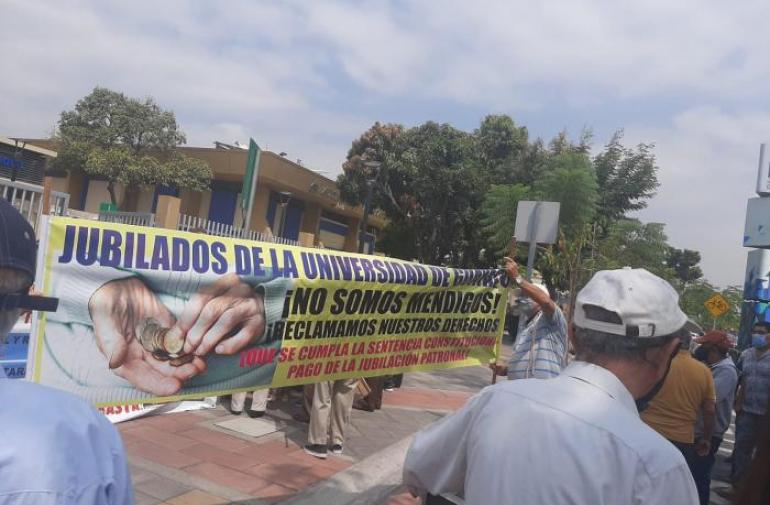 Un grupo de jubildos de la Universidad de Guayaquil se apostaron en la avenida Delta durante un plantón donde miembros de la Policía tuvieron que intervenir.