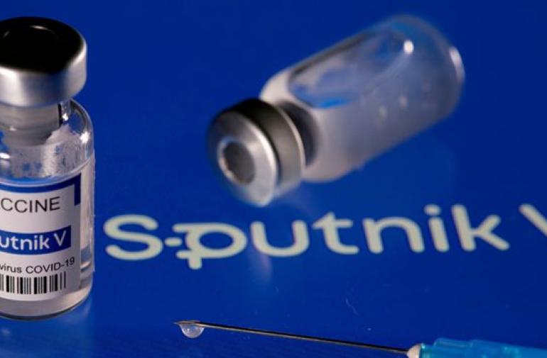 Sputnik V dice adaptar su vacuna para Ómicron.