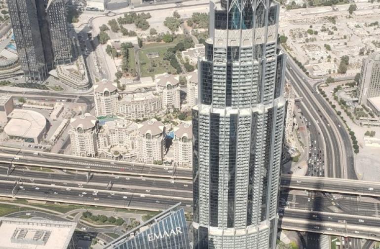 El Burj Khalifa es uno de los edificios más grandes de Dubái.