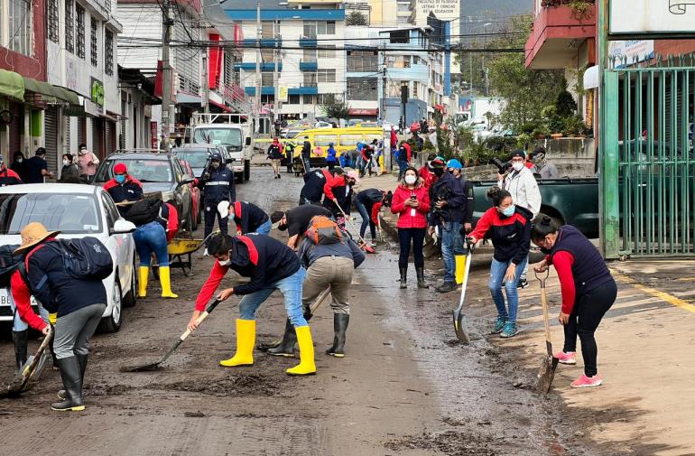 Se inicia la limpieza de sectores de La Gasca y La Comuna, afectados por el aluvión.