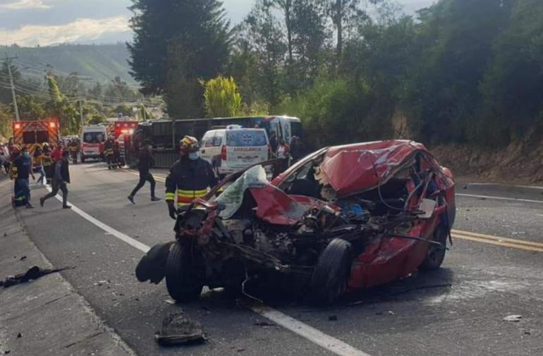 Dos fallecidos tras accidente de tránsito en Quito.