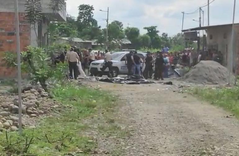 Este triple asesinato ha generado conmoción en los habitantes del cantón cañarense. La Policía llegó al sitio del suceso.