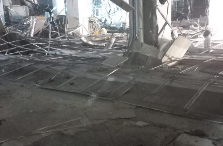 Tres personas resultaron afectadas luego de que parte de una construcción en un centro comercia