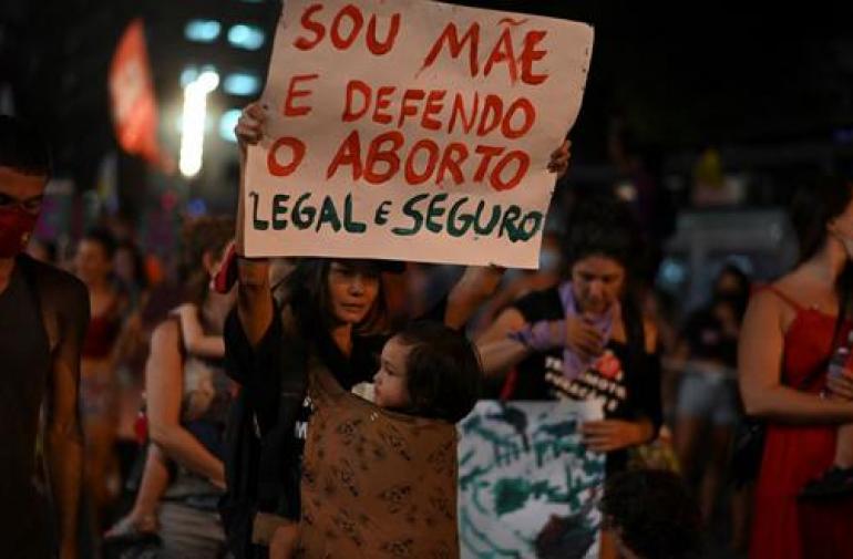 Niña víctima de violación logra abortar en Brasil tras polémica judicial