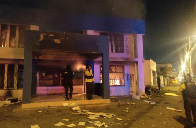 Prenden fuego a dos UPC en Quito mientras se votaba por la destitución de Lasso