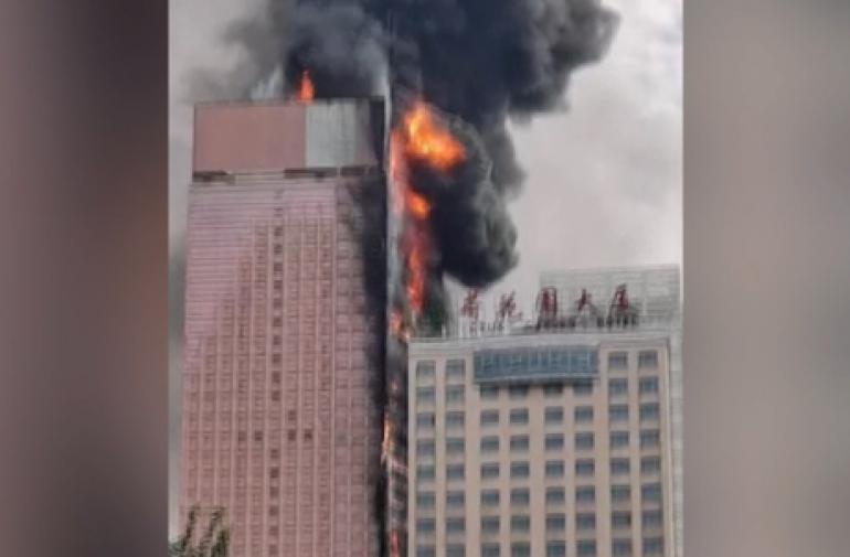 Un voraz incendio arrasa un rascacielos en el sur de China