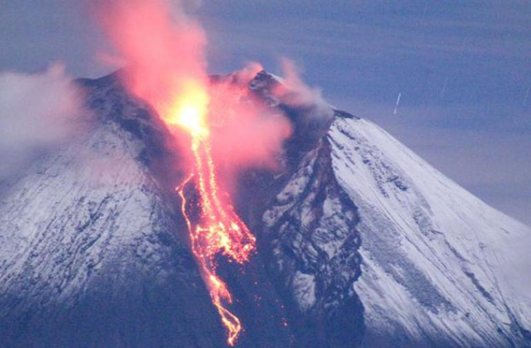 El volcán Sangay expulsa ceniza que cae sobre zonas andinas de Ecuador