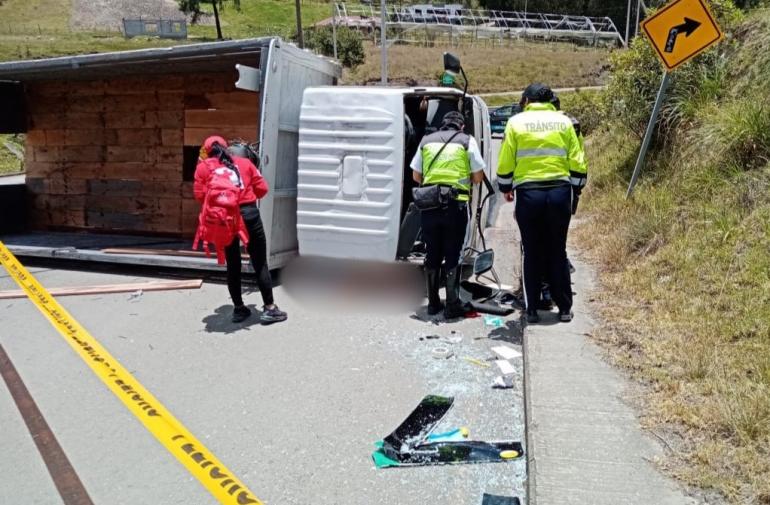 Un muerto deja vuelco de camión presumiblemente robado y que se accidentó al sur de Cuenca