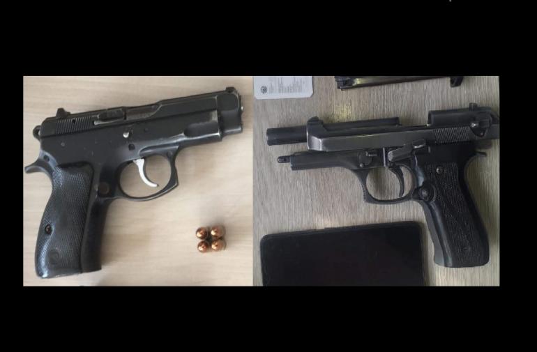Las armas de fuego (izquierda) y las traumáticas (derecha) son muy parecidas en su estética.