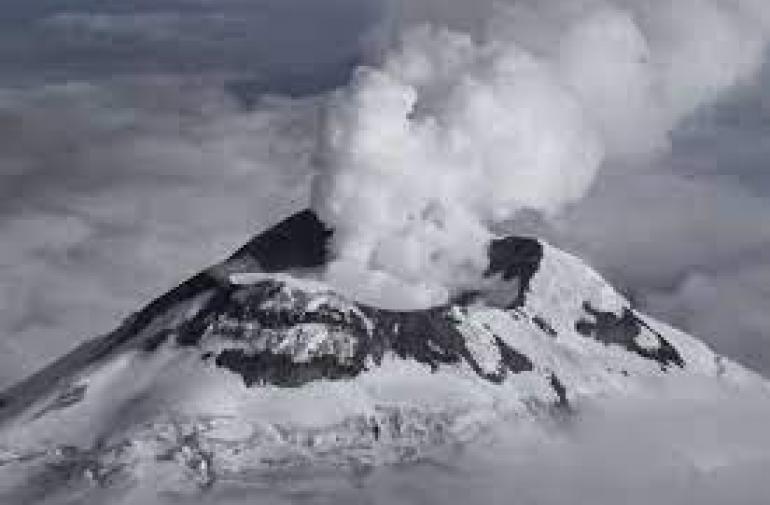 El volcán Cotopaxi mantiene emanación de vapor y gases