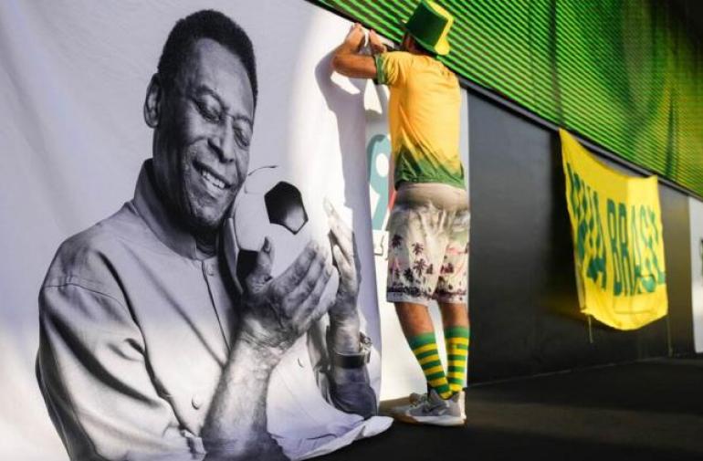 El Papa dice que está rezando por la salud de Pelé, según político brasileño
