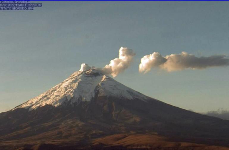 El volcán Cotopaxi lanza nube de ceniza de un kilómetro de altura