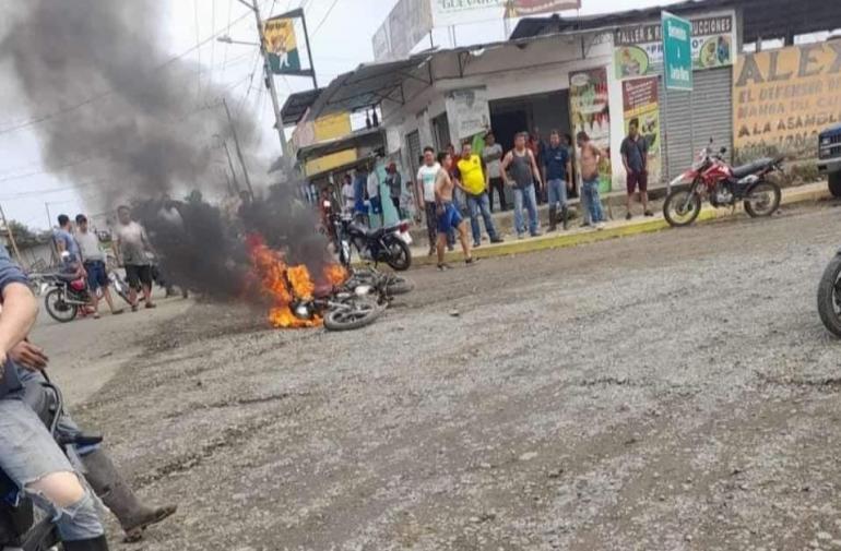 Manabí: Populacho prendió fuego a moto y supuesto delincuente