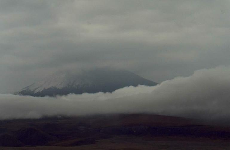 Volcán ecuatoriano Cotopaxi emana delgada nube de ceniza