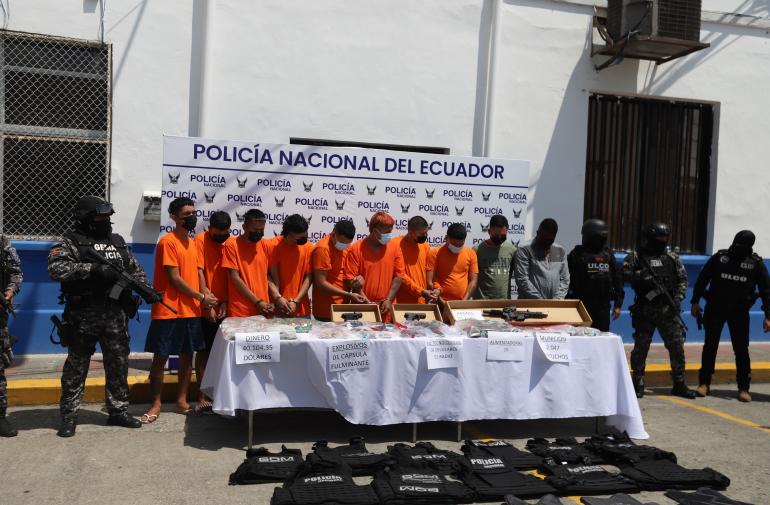 En los allanamientos la Policía halló armas, municiones, droga y dinero en efectivo.