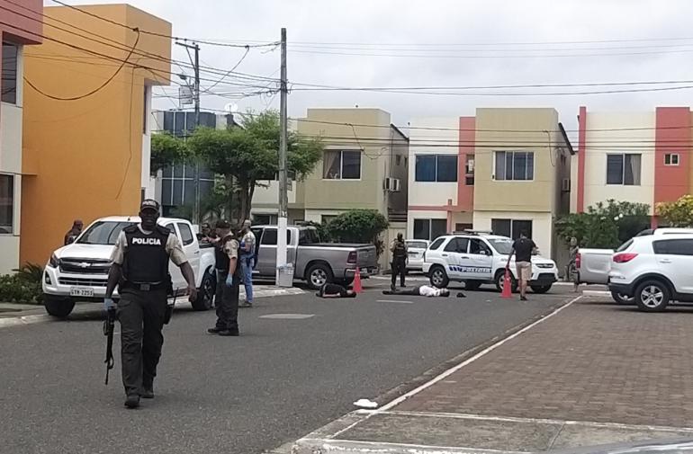 Los asesinatos se registraron en el interior de esta urbanización. Tres cadáveres quedaron afuera la casa y dos dentro.