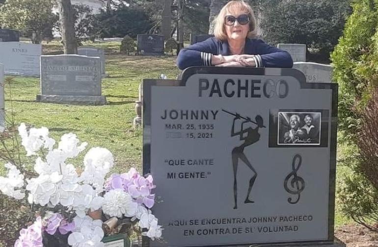 Johnny Pacheco tumba y esposa