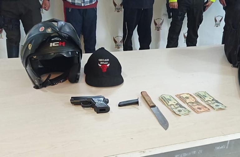 A los delincuentes se les encontró el arma de juguete con la que habría amenazado al comerciante.