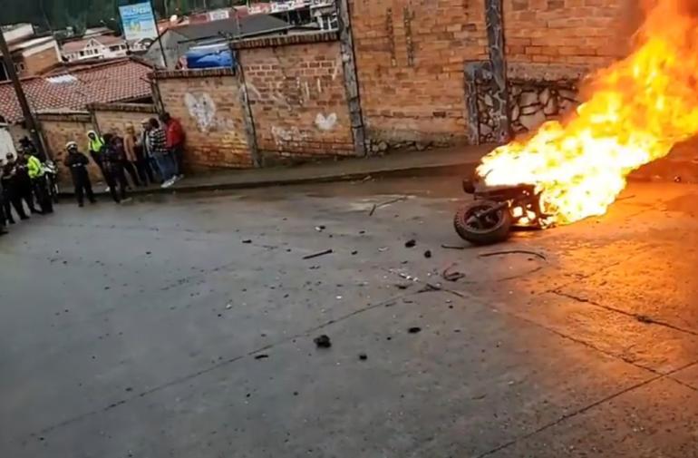 En Cuenca quemaron moto de supuestos 'vacunadores'.