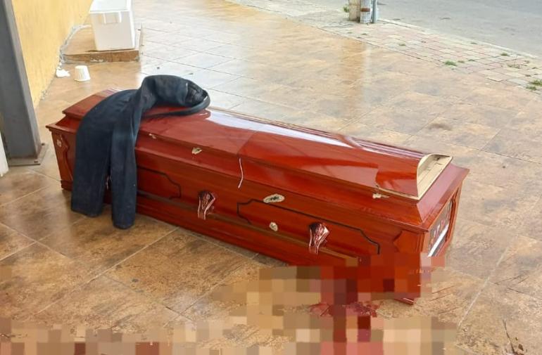 Los restos de dos personas quedaron junto al féretro del hombre asesinado en Guayaquil.