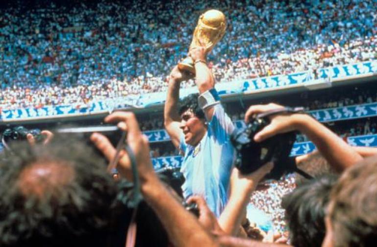 Diego Maradona alzando la copa en el Mundial 1986.