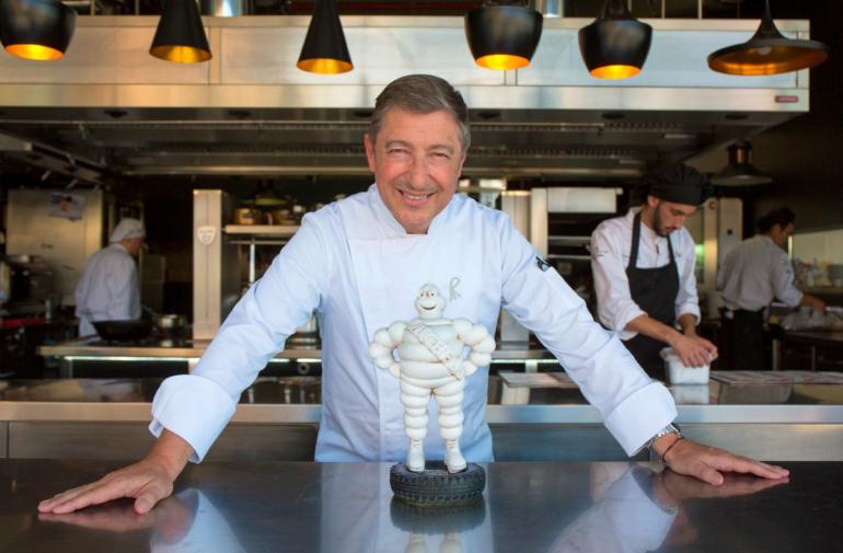 El chef Joan Roca tiene 5 restaurantes, innumerables premios, entre ellos tres estrellas Michelin.