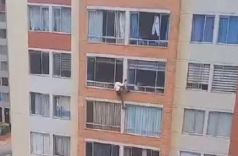 Captura tomada del video en el instante en que una mujer se lanza de un sétimo piso en Colombia.
