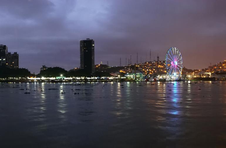 Vista de Guayaquil en el anochecer.