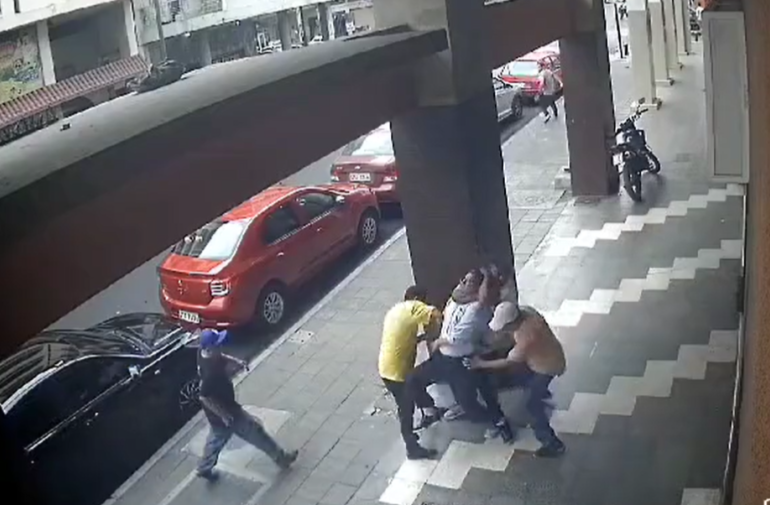El momento del robo, en el centro de Guayaquil.