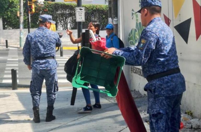 Controversia. Agentes metropolitanos levantaron el comercio de una mujer que vendía comida en los exteriores de una unidad educativa, en Ceibos.