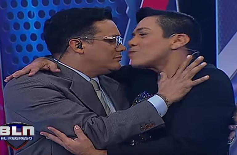 Matamoros y Menéndez recrearon un beso.