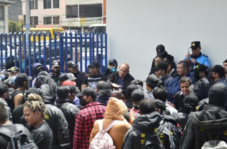 Guardias de seguridad se tomaron la Estación de El Recreo para exigir el pago de sus sueldos.