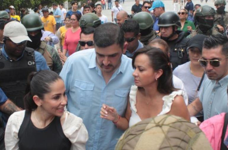 El alcalde llegó junto con Marcela Aguiñaga y Luisa González