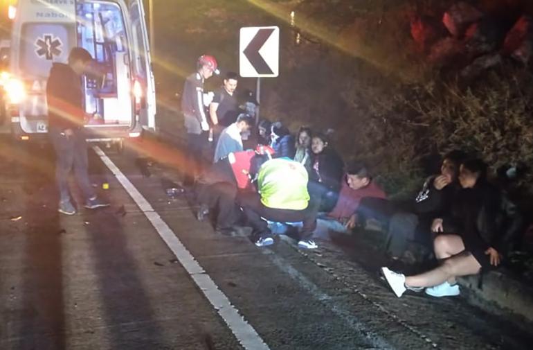 Una buseta turística y un camión se chocaron en la vía Cuenca-Loja. El suceso se saldó con heridos.
