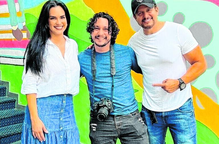 Felipe Crespo con Scrlet Ortiz y Yul Brukle
