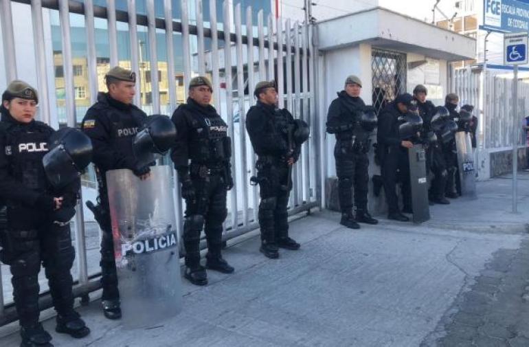 Miembros de la Policía custodiaban las instalaciones de la Fiscalía.