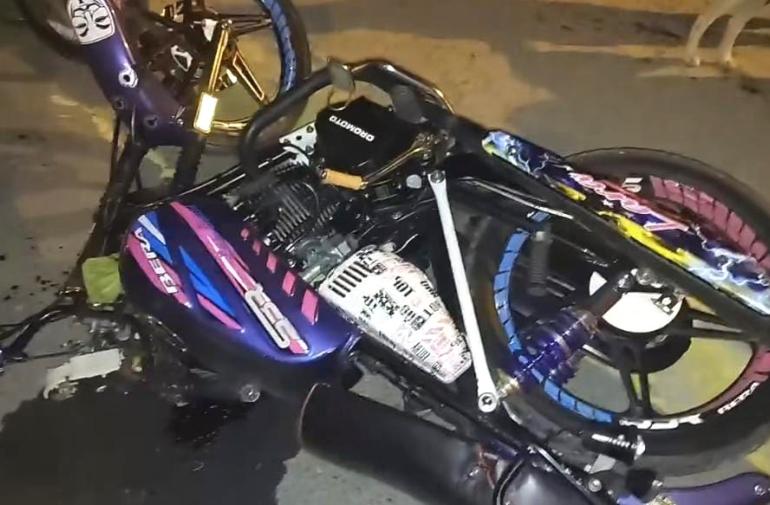 La moto en la que se movilizaba una víctima.