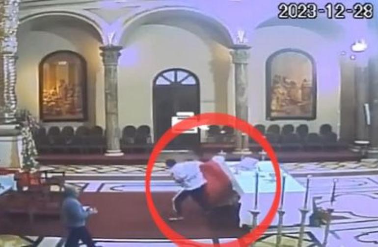 Captura de video del momento exacto en el que extranjero agredió al sacerdote.