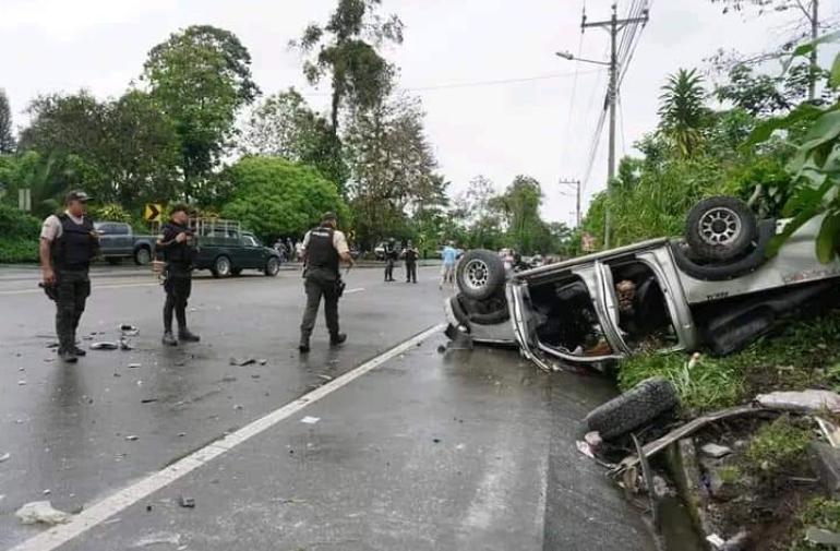 El accidente provocó que uno de los vehículos quede volcado.