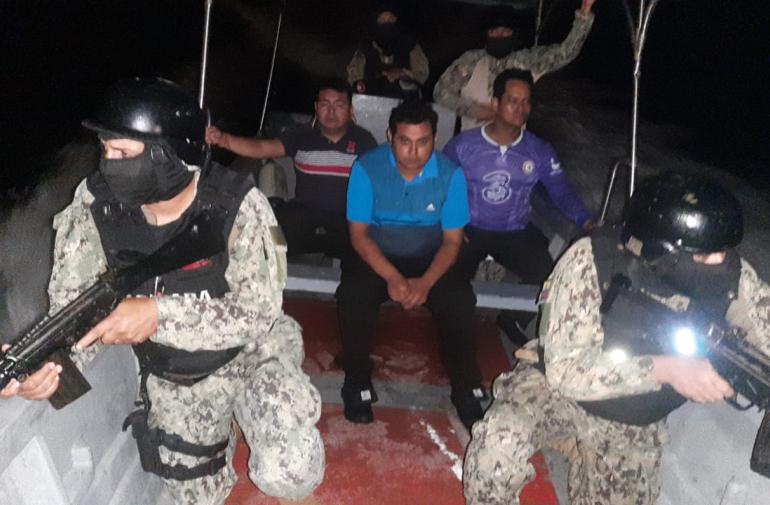 Los policías secuestrados estaban en alta mar.