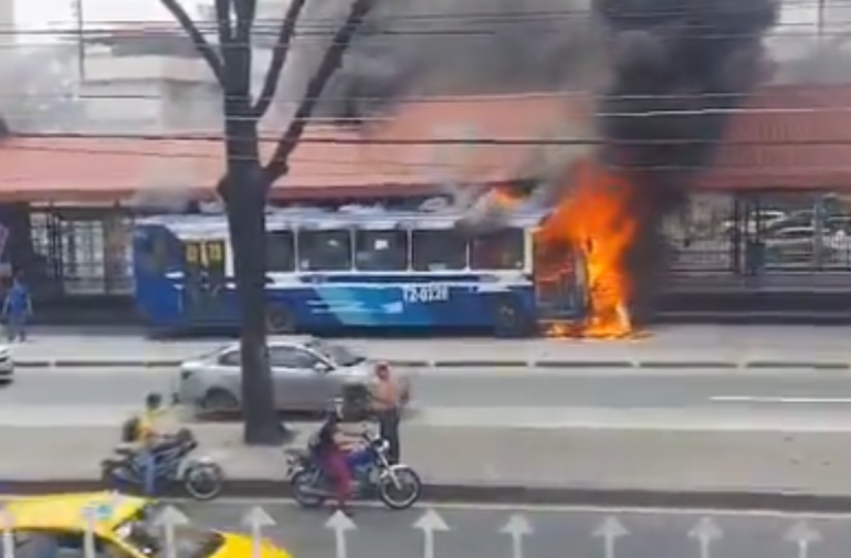 Un bus de la Metrovía se incendió en el sur porteño.
