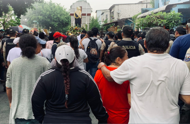 Elvia Santillán (centro) miraba fijamente una figura de la Virgen María en la procesión.