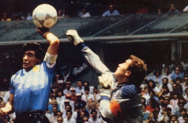 Diego Armando Maradona convirtió un gol con la mano.