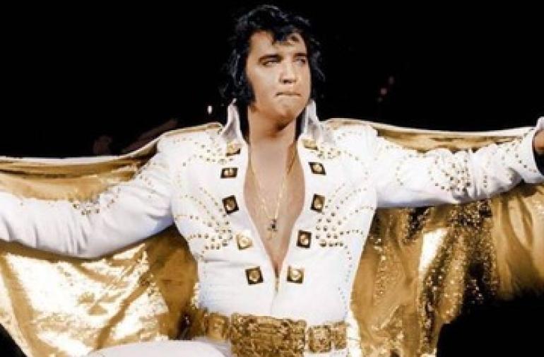 Elvis Presly dio su útlimo concierto e Estados Unidos.
