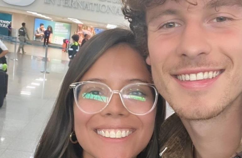 Shawn Mendes se tomó fotos con varias fans en el aeropuerto.