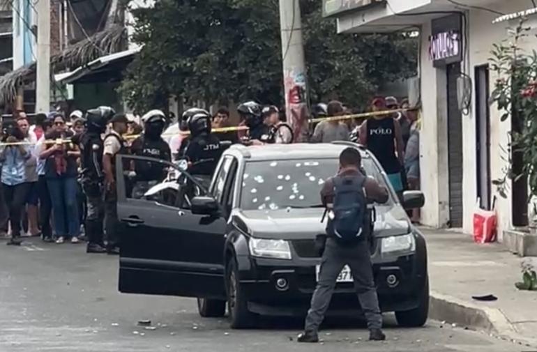 Así quedó el vehículo de la víctima, en Manta.