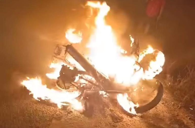 La moto que se incendió tras el choque.