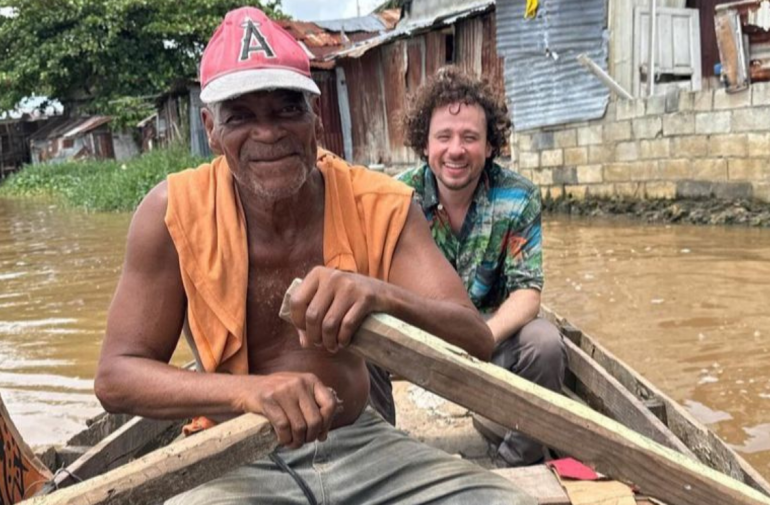 Luisito Comunica en su paseo por Santo Domingo.