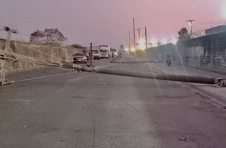 Un poste tumbado sería la razón del corte de luz en zonas del sur de Guayaquil.